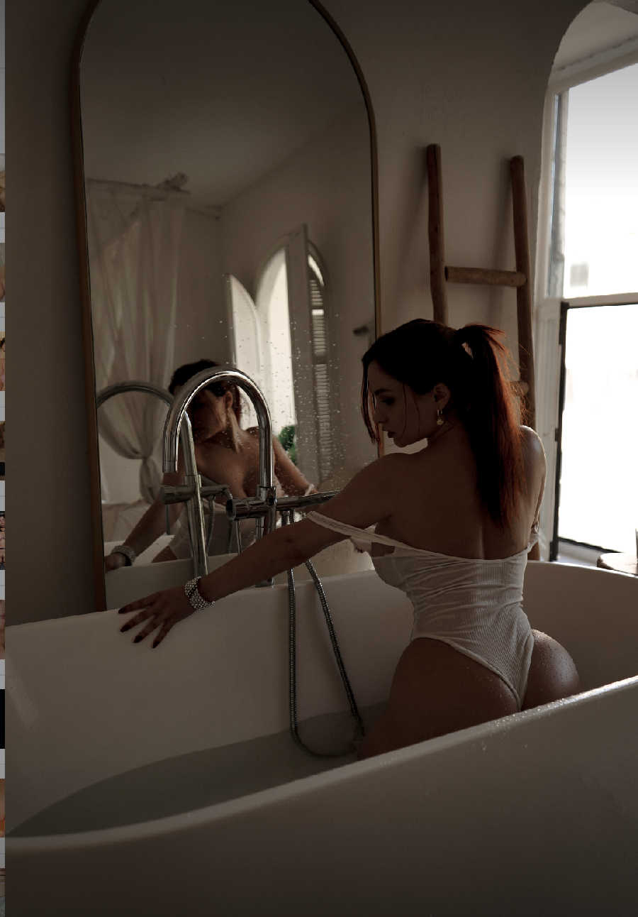 A playful frame from Miranda Faith nude — online in Palermo