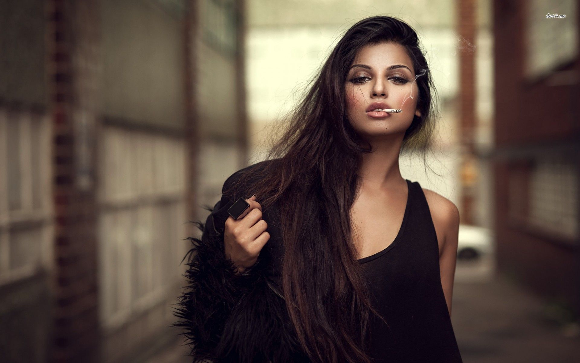 A playful frame from Sassy girls — online in Palermo