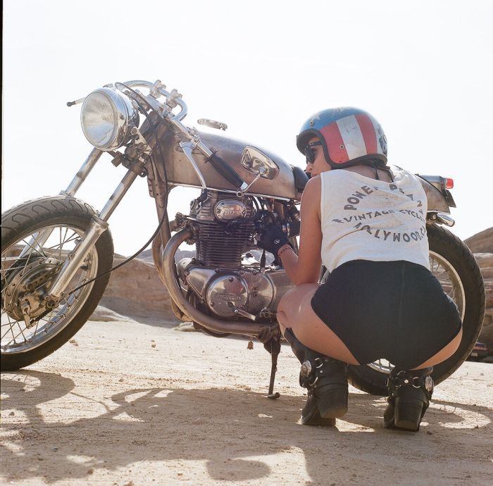 A playful frame from Girls on a motorcycle — online in Palermo