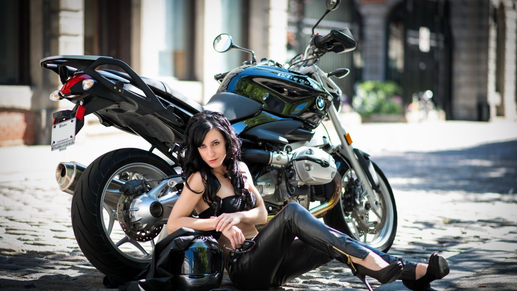 Fresh photos, fresh mood — European women on bikes online in Palermo