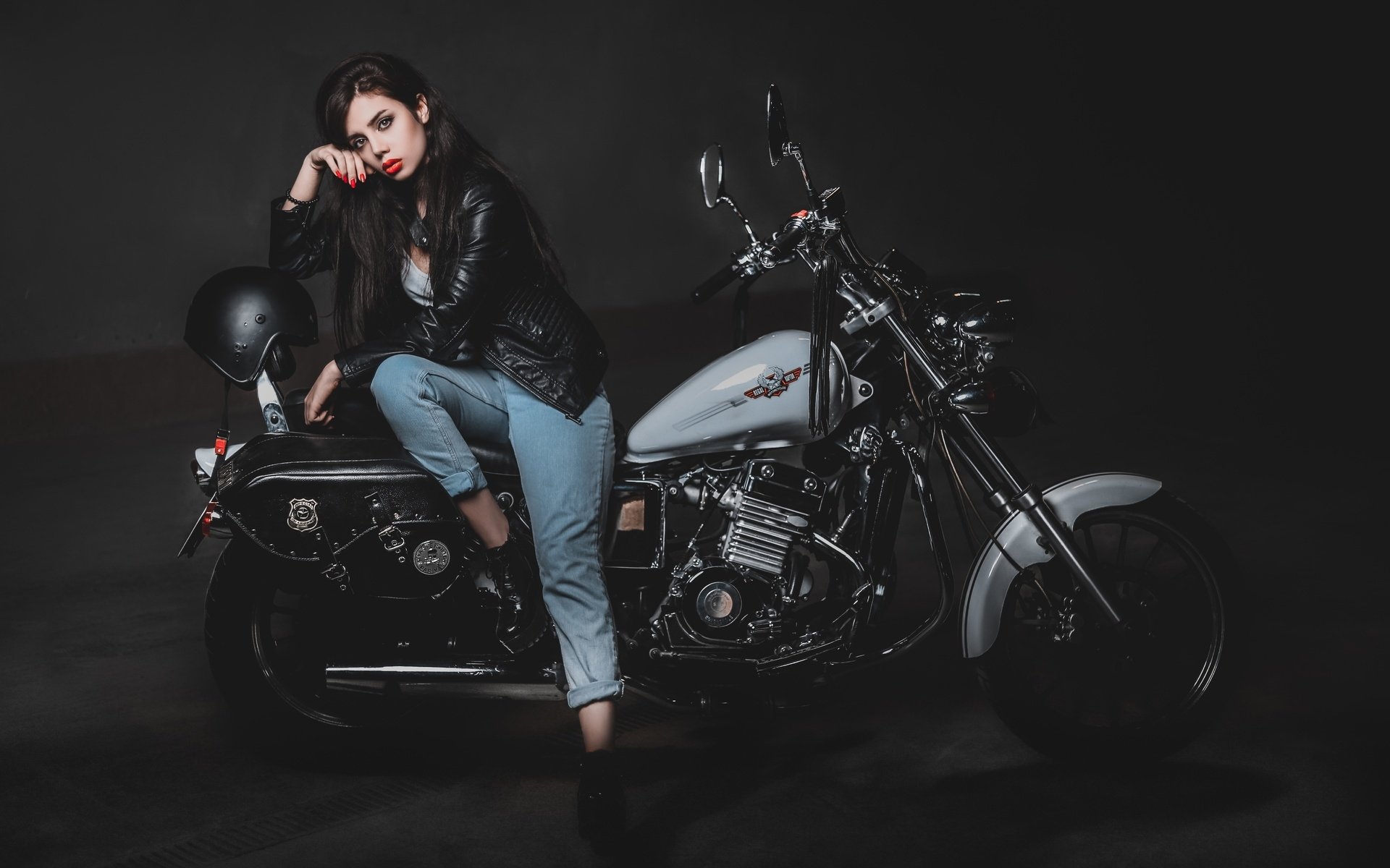 Biker girls: style and drive brings the glow — live moments in Palermo