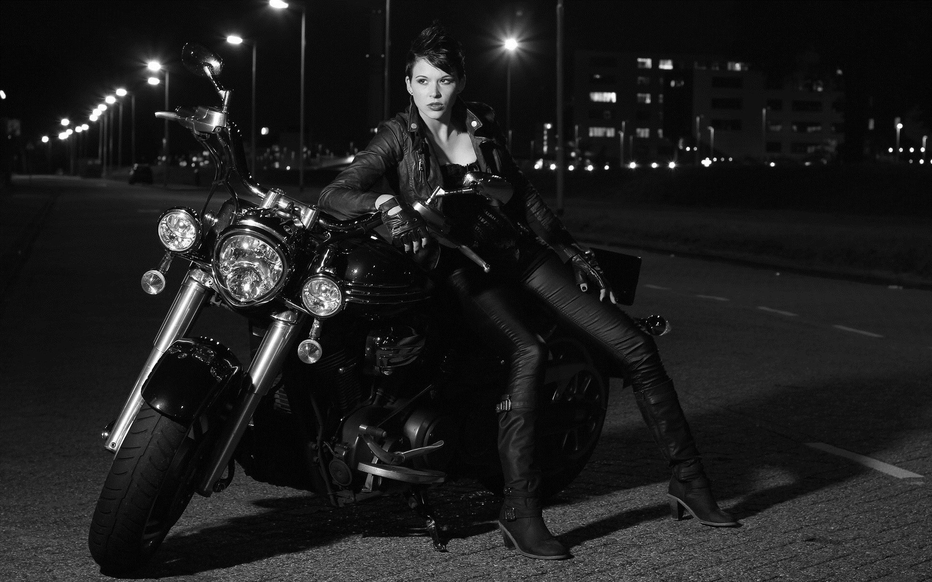 Photo Beautiful girls and motorcycles in Palermo