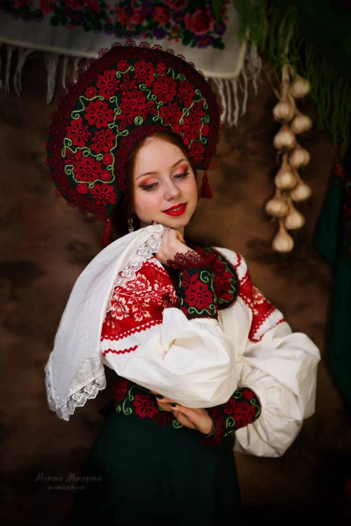 Take a pause and enjoy Women in Slavic costumes — streaming from Palermo