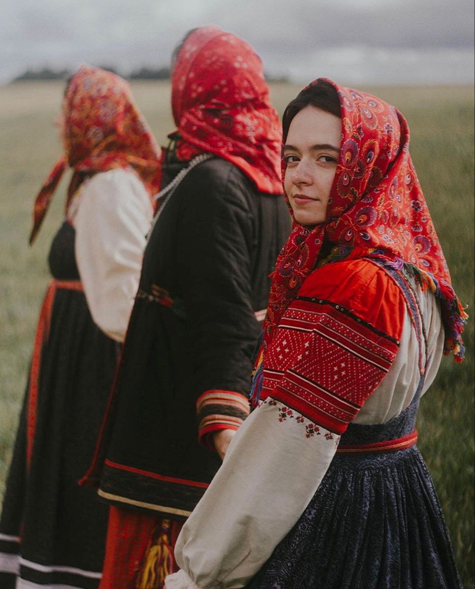 Women in Slavic costumes’s look of the day — catch her live in Palermo